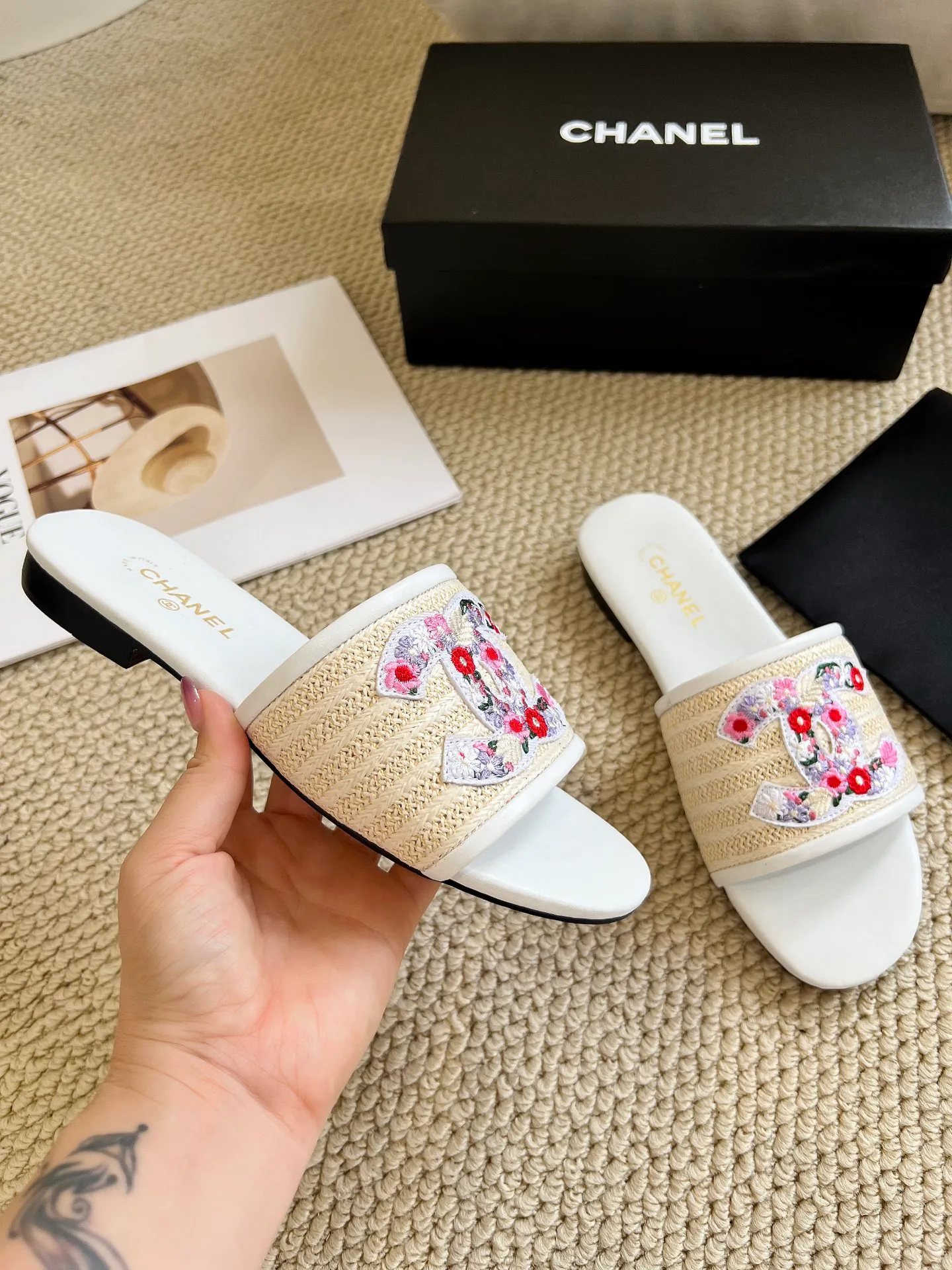 👟👟Ex-factory price 340👟👟 Genuine leather sole +30 CHANEL, the upper uses three-dimensional electric embroidery technology, the upper foot is comfortable, soft and breathable, must-have size 35-43 every day, leather sole +30